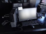 un bureau équipé d'un ordinateur et d'un clavier