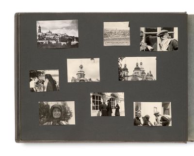 une photo en noir et blanc d'un livre illustré