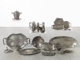 de nombreux objets en argent exposés dans une pièce