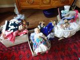 de nombreuses poupées qui sont posées dans une boîte posée par terre