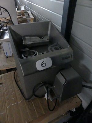 une machine posée sur une palette dans un garage