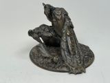 une statue représentant un oiseau perché au sommet d'un arbre