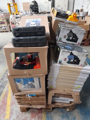 une pile de boîtes empilées les unes sur les autres