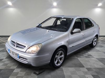 la photo d'une voiture argentée sur un sol en damier