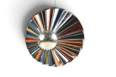 un miroir accroché au mur d'une pièce