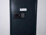 un coffre-fort noir muni d'une clé