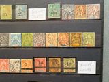 de nombreux timbres différents exposés sur un mur noir