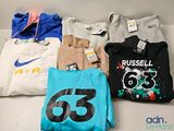 un grand nombre de t-shirts posés sur une table