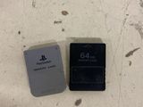 une carte de jeu en noir et blanc à côté d'une autre carte de jeu en noir et blanc