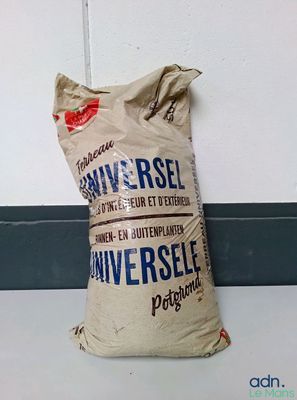 un sac de riz posé sur un plan de travail près d'un mur
