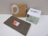 une boîte de Catit à côté d'une autre boîte de Catit sur une table