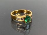 une image représentant une bague en or sertie d'une pierre verte et de diamants