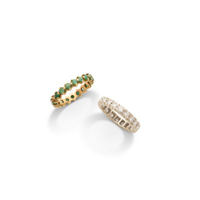 une paire de bagues en émeraude et diamant