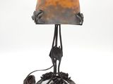 l'image d'une lampe posée sur une table