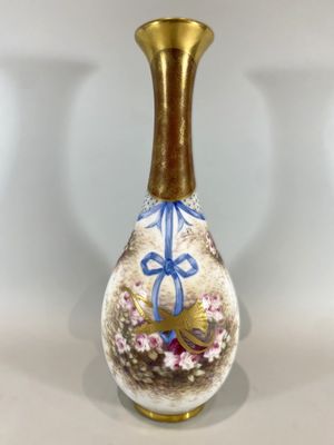 LIMOGES Vase soliflore en porcelaine à décor de roses et noe…