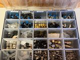 une boîte contenant de nombreux types de vis et d'écrous