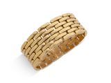 une bague en or jaune ornée de carrés et encore de carrés