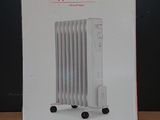 emballage d'un radiateur électrique blanc posé sur une table en bois