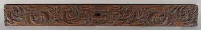 Panneau en frise en bois sculptée d'un décor feuillagé et da…