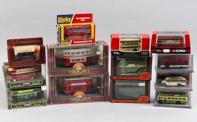 de nombreux types de petits trains dans la boîte