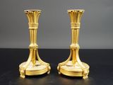 paire de chandeliers anciens en laiton sur table noire