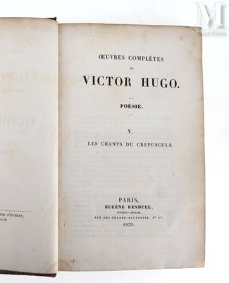 un livre ouvert sur lequel figure une illustration du titre d'un ouvrage de Victor Hugo