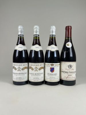 quatre bouteilles de vin sont alignées sur une table