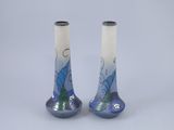 une paire de vases bleus et blancs ornés de fleurs bleues