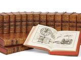 plusieurs vieux livres sont empilés sur une surface blanche