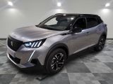 Le nouveau SUV Peugeot est exposé dans un showroom.