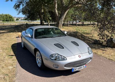 une voiture de sport argentée garée sur le bord de la route
