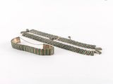 Deux morceaux de tissu rayé vert et blanc sont posés l'un à côté de l'autre