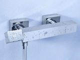 un gros plan d'un robinet de salle de bains fixé au mur