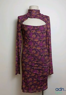 une robe violette sur un mannequin, un mannequin, un mannequin, un mannequin, un mannequin, un mannequin, un mannequin, un mannequin, un mannequin