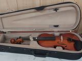 un violon posé dans son étui sur une table