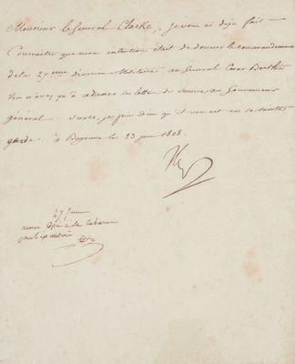 un vieux document sur lequel figure une lettre manuscrite au recto