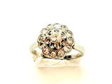 une image d'une bague en diamant sur fond blanc