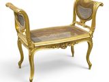 une image représentant un banc doré avec une assise en osier sur fond blanc