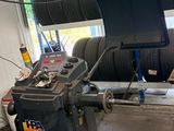 une voiture sur laquelle travaille un mécanicien dans un garage