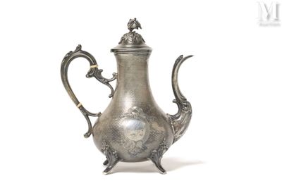 une théière en argent posée sur une table
