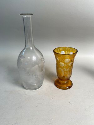 Vase conique sur piédouche en verre double couches à décor c…
