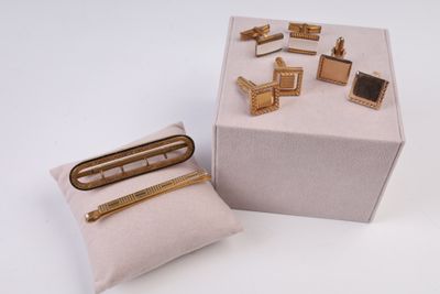 une boîte ornée de quelques motifs dorés et un oreiller