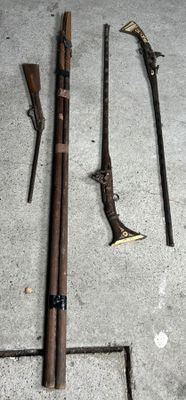 trois types d'armes différents disposés sur le sol