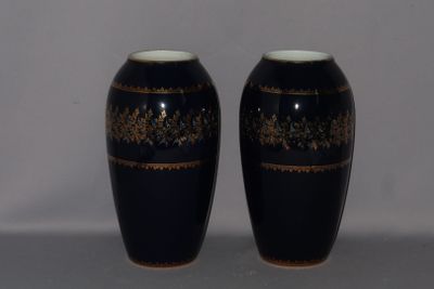 LIMOGES Paire de vases en porcelaine à frise dorée sur fond …