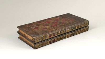 un vieux livre posé sur une surface blanche