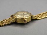 l'image d'une montre-bracelet en or entourée d'une chaîne