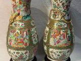 deux vases posés sur une table