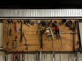 de nombreux outils accrochés au mur du garage
