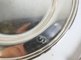 un gros plan d'une assiette en argent posée sur une table