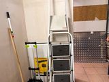 une photo d'une pièce dans laquelle se trouvent une échelle et des outils